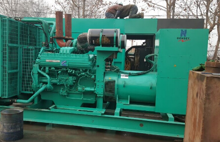 乌当发电机组如何判断水冷式机油散热器内部是否需要清洗？